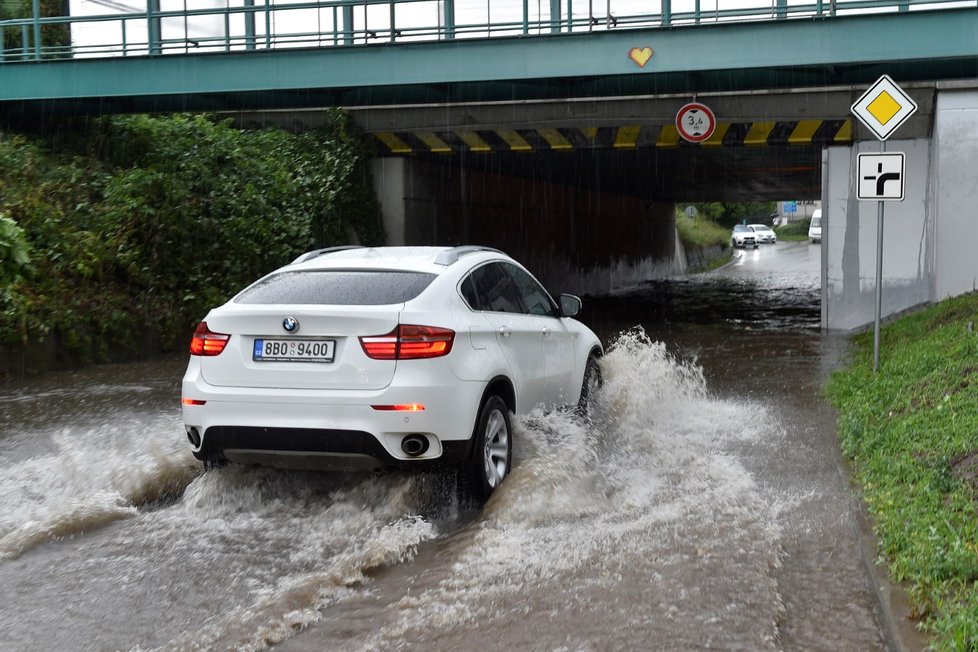 Deště způsobily problémy z v Jihomoravském kraji (14. 6. 2020)