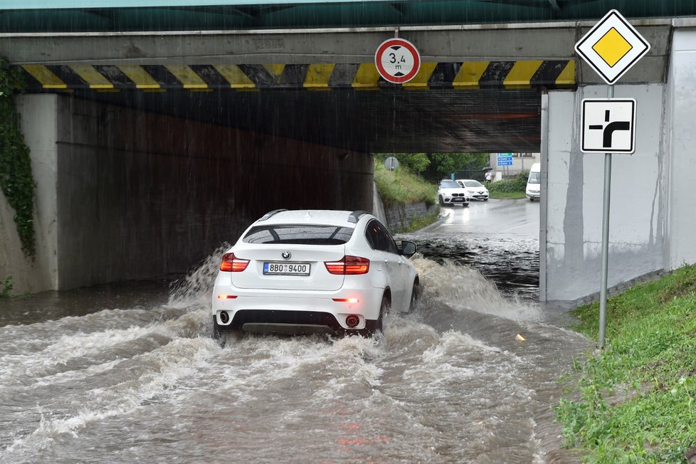 Deště způsobily problémy v Jihomoravském kraji. (14. 6. 2020)