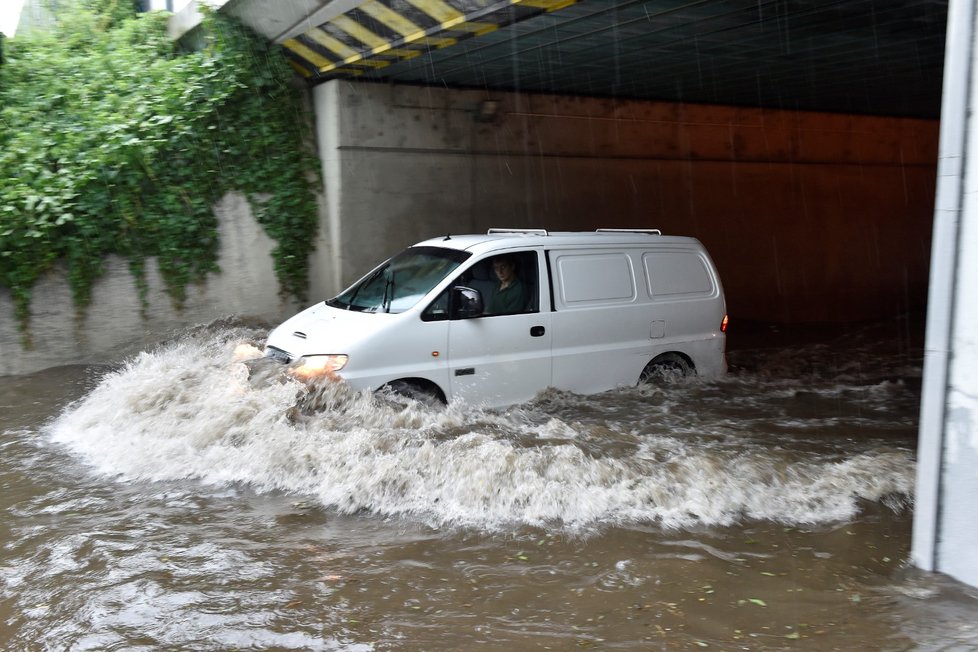 Deště způsobily problémy v Jihomoravském kraji (14. 6. 2020).