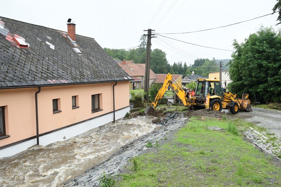 Přívalové deště si vynutily zásahy hned v několika regionech země (14. 6. 2020).