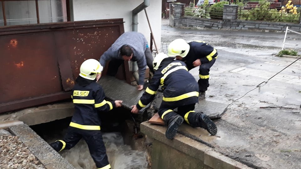 Prudký dešť dal v sobotu do pohybu přívalovou vlnu vody a bahna, která cestou z kopce vyplavila během 15 minut vesnici Jestřabí na Valašskokloboucku (14. 6. 2020)