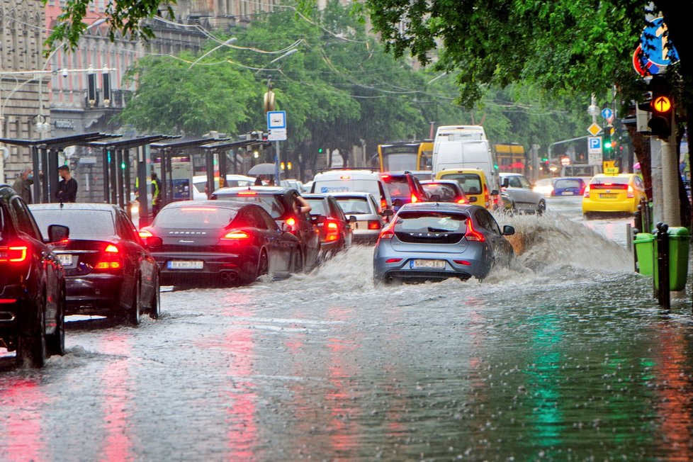 Záplavy postihly i města v zahraničí, na fotografii paralyzovaná ulice v hlavním městě Maďarska (14. 6. 2020)