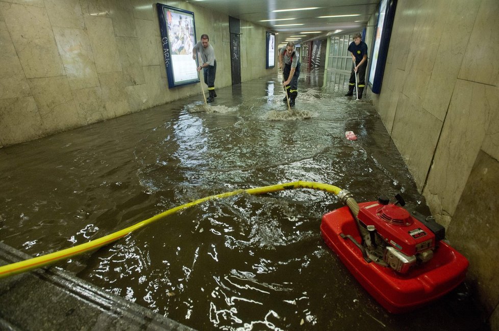 Hasiči odčerpávají vodu po přívalovém dešti z metra ve vestibulu stanice Můstke