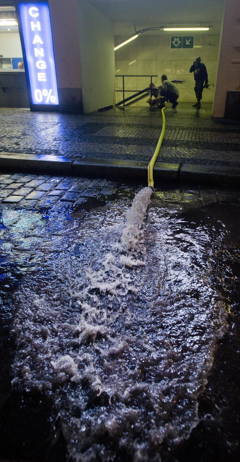 Hasiči odčerpávají vodu po přívalovém dešti ve stanici metra Můstek