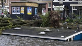 Řádění superbouře na západu Evropy: Potopený hausbot v Nizozemí