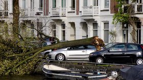 Řádění superbouře na západu Evropy: Snímek z Amsterdamu