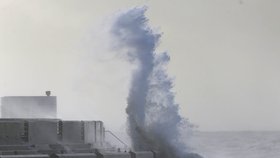 Řádění superbouře na západu Evropy: Vlny a vítr bičující pobřeží Velké Británie