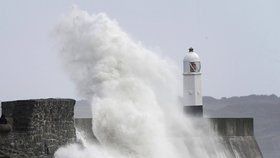 Řádění superbouře na západu Evropy: Vlny a vítr bičující pobřeží Velké Británie