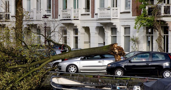 Řádění superbouře na západu Evropy: Snímek z Amsterdamu