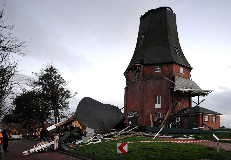 Řádění superbouře na západu Evropy: Trosky historického mlýnu v Německu