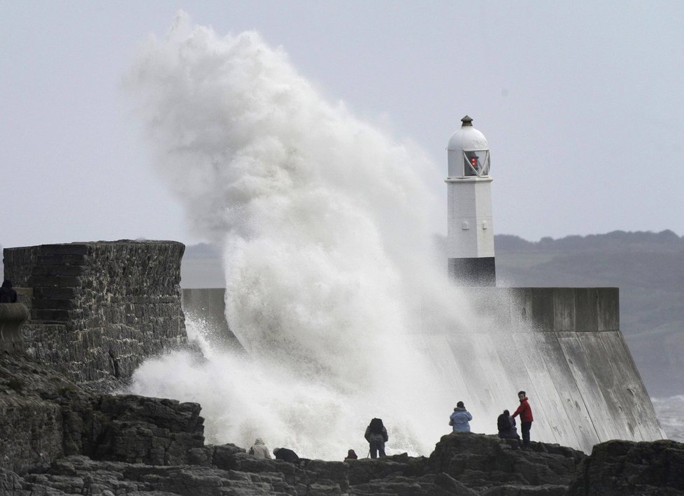 Řádění superbouře na západu Evropy: Vlny a vítr bičující pobřeží Velké Británie