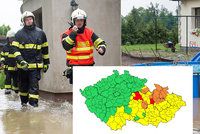 Děti evakuovali z tábora, velká voda zahrozila v řadě krajů. Sledujte radar Blesku