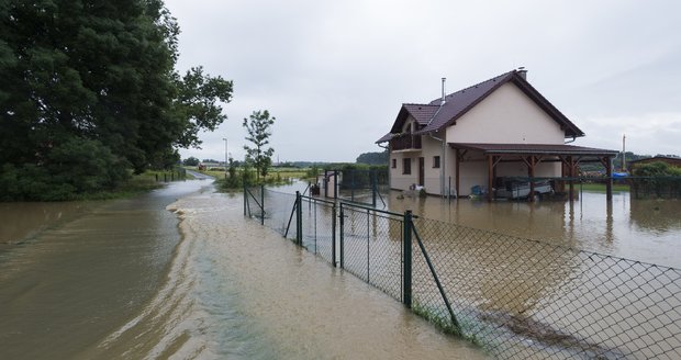 Na Pardubicku se po lijácích rozvodnil Řednický potok, zatopil pole komunikace, zahrady i sklepy (29.6.2020)