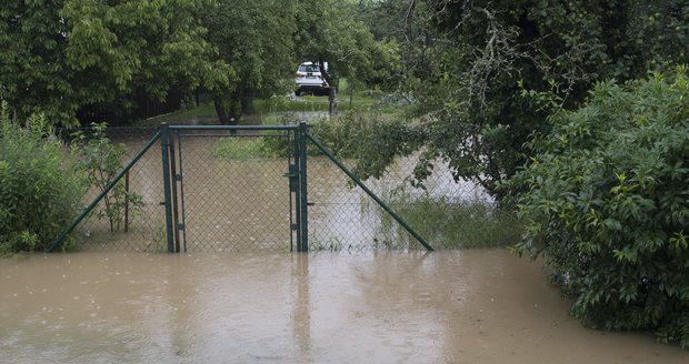 Na Pardubicku se po lijácích rozvodnil Řednický potok, zatopil pole komunikace, zahrady i sklepy (29.6.2020)