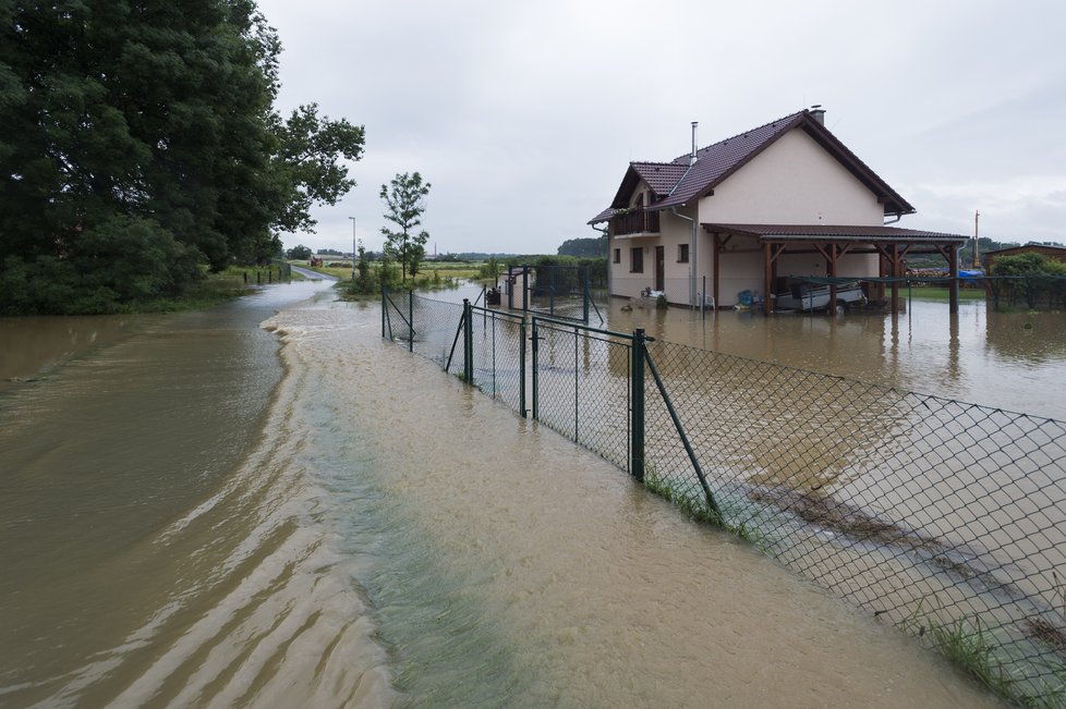 Na Pardubicku se po lijácích rozvodnil Řednický potok, zatopil pole, komunikace, zahrady i sklepy (29. 6. 2020)