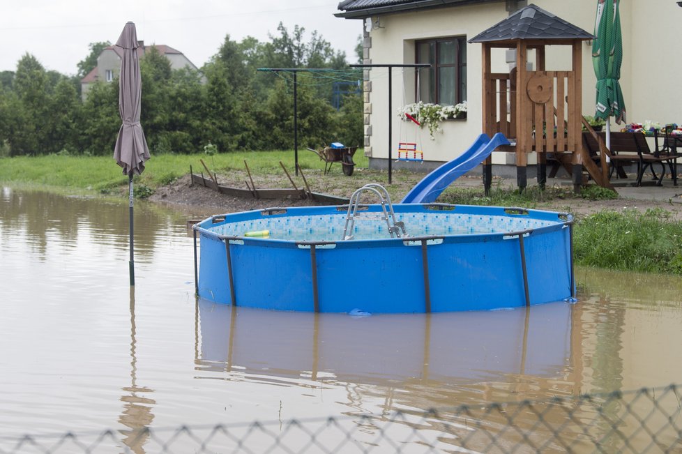 Na Pardubicku se po lijácích v minulém týdnu rozvodnil Řednický potok, zatopil pole komunikace, zahrady i sklepy (29.6.2020)