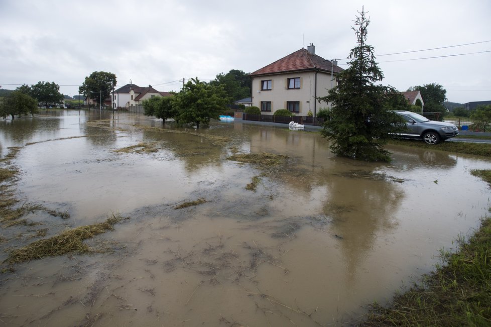 Na Pardubicku se po lijácích rozvodnil Řednický potok, zatopil pole, komunikace, zahrady i sklepy (29. 6. 2020)