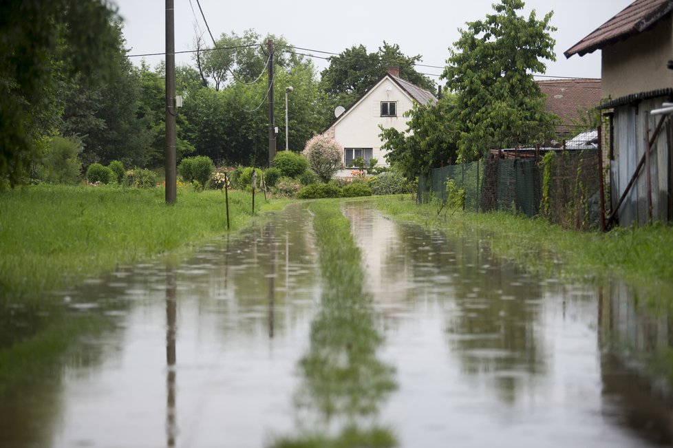 Na Pardubicku se po lijácích rozvodnil Řednický potok, zatopil pole komunikace, zahrady i sklepy (29. 6. 2020)