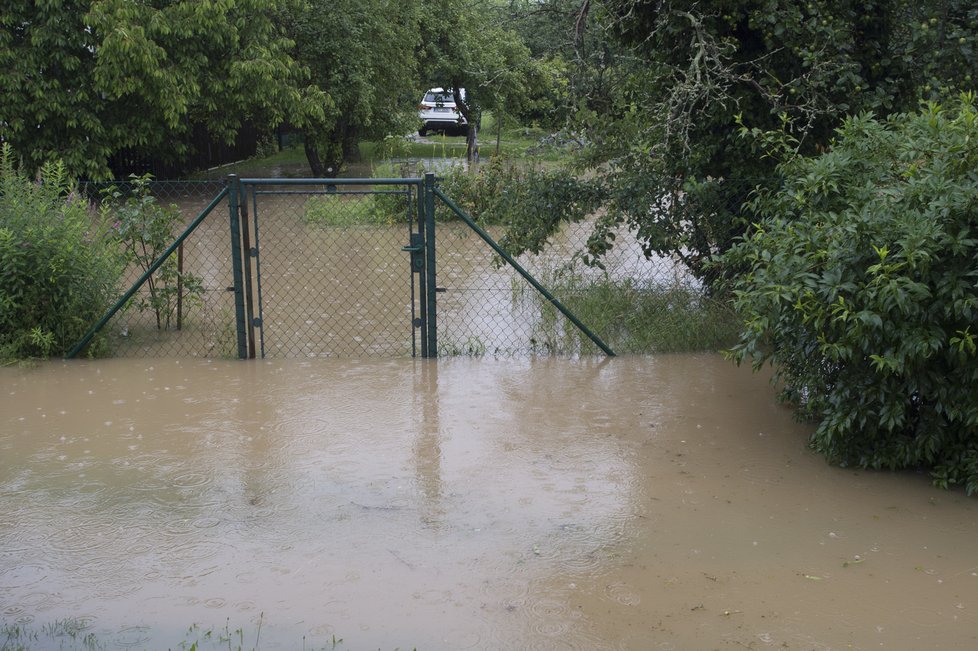 Na Pardubicku se po lijácích rozvodnil Řednický potok, zatopil pole, komunikace, zahrady i sklepy (29. 6. 2020).