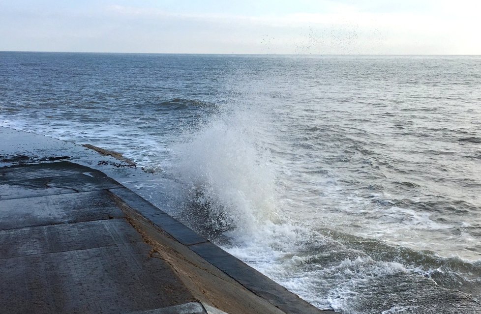 Britské ostrovy se připravují na úder bouře Helene. Meteorologové varují před vysokými vlnami.