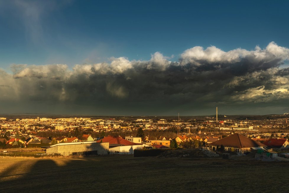 Mraky nad Českými Budějovicemi (ilustrační foto)