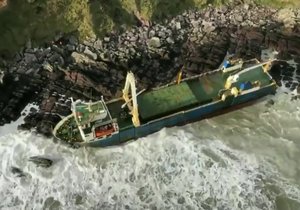 Loď duchů: Vyplavila ji bouře Dennis, "přistála" u břehů Irska