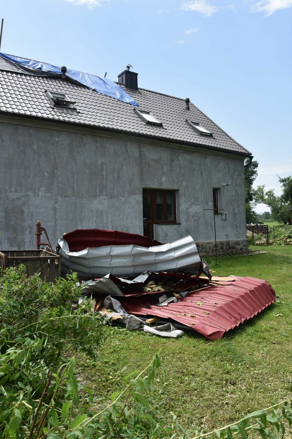 Dům, na který vletěla utržená střecha ze sousedova domu a poničila ho