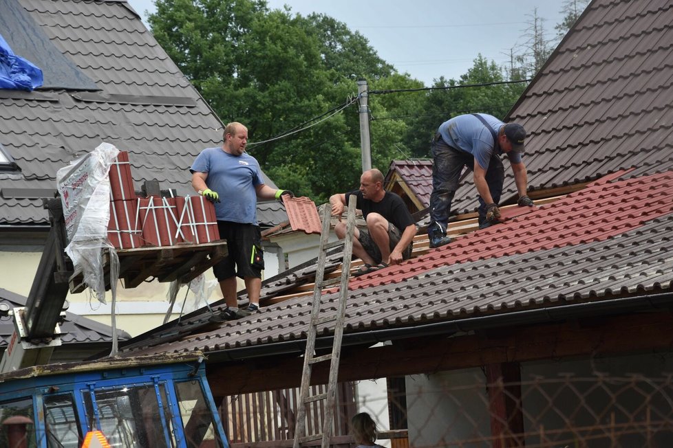 Lidé se hned pustili do oprav.