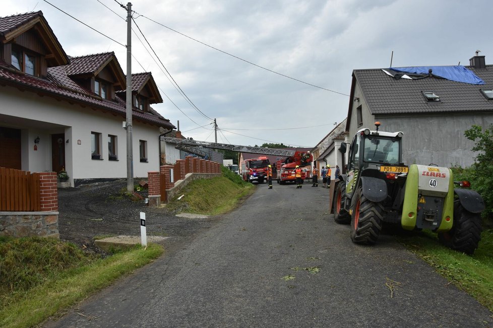 Zasahující hasiči v obci