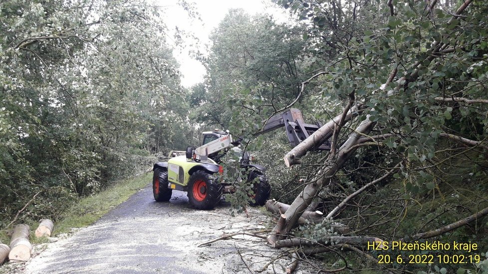 Bouře na Domažlicku poničila střechy a lámala stromy.