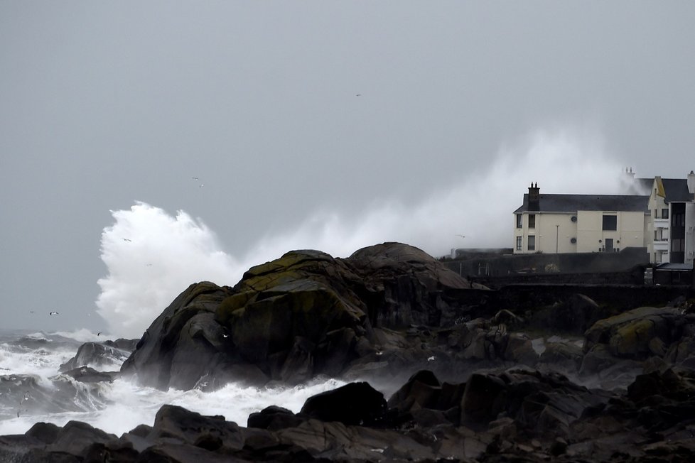 Bouře Emma udeřila na Britské ostrovy. Problémy má Irsko i Británie.