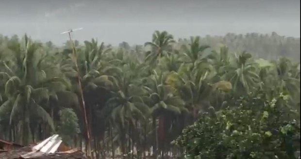 Vietnamci prchají před smrtícím tajfunem, na Filipínách zabil nejméně 240 lidí