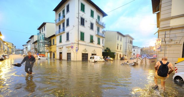 Noční bouře u italské Florencie ničila majetek a zranila desítky lidí