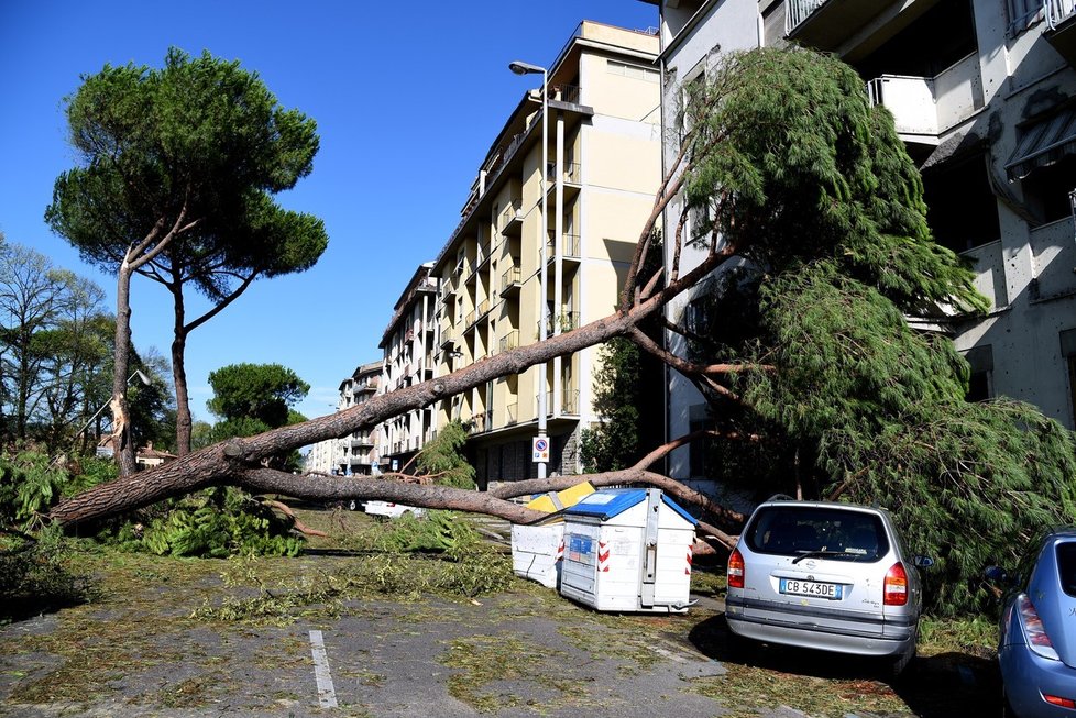 Noční bouře u italské Florencie ničila majetek a zranila desítky lidí