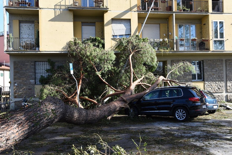 Noční bouře u italské Florencie ničila majetek a zranila desítky lidí