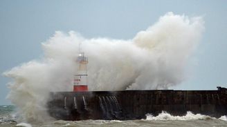 Bouře zastavila těžbu v Severním moři, k Norsku míří utržená loď