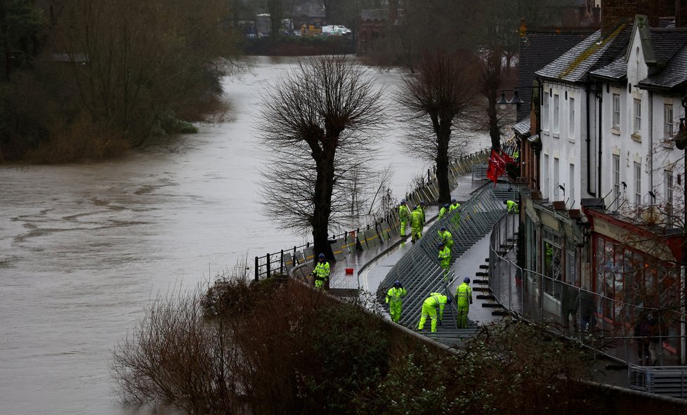 Bouře ve Velké Británii: Stavba protipovodňové bariéry u řeky Severn (27.12.2023)