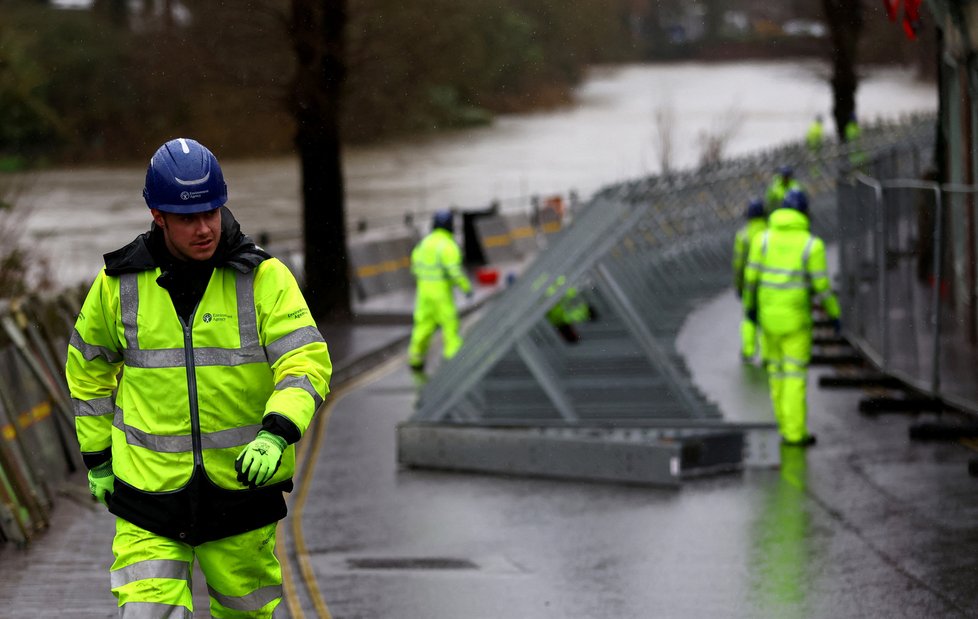 Bouře ve Velké Británii: Stavba protipovodňové bariéry u řeky Severn (27.12.2023)
