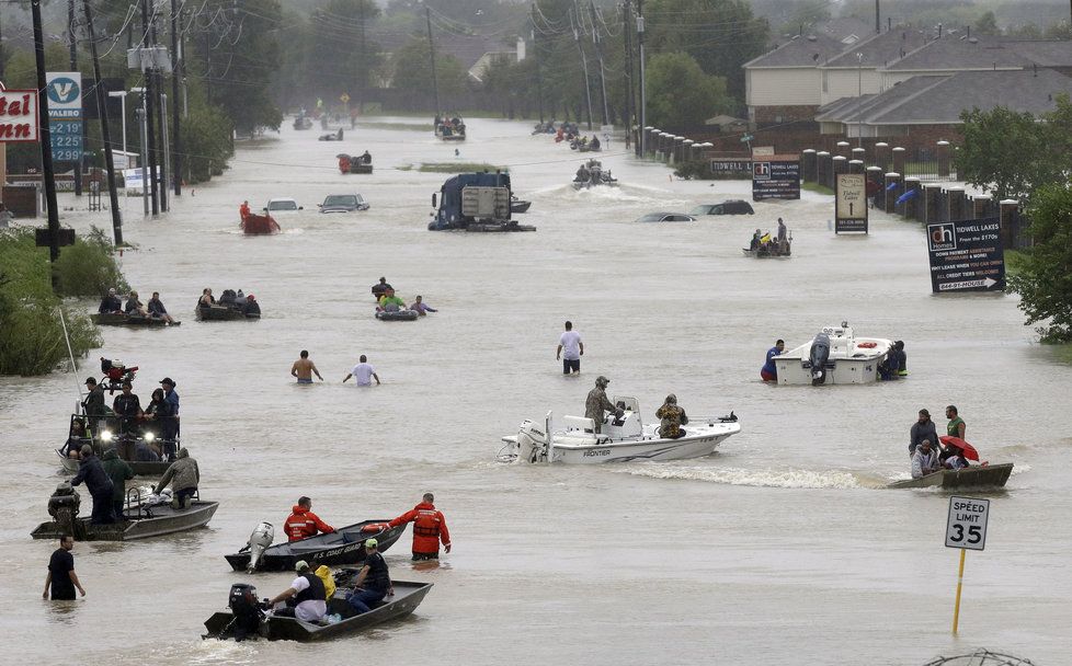 Bouře Harvey zasáhla Texas. Ulice Houstonu se proměnily v řeky.