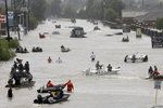 Bouře Harvey zasáhla Texas. Ulice Houstonu se proměnily v řeky.