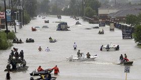 Bouře Harvey zasáhla Texas. Ulice Houstonu se proměnily v řeky.