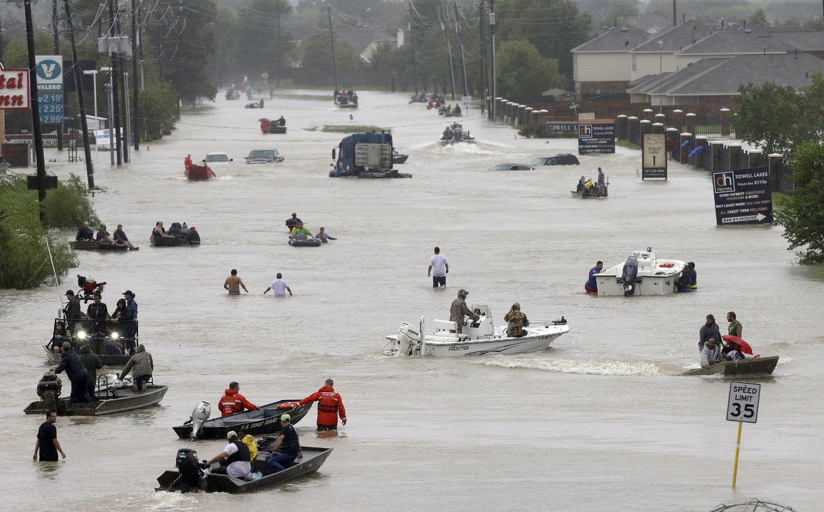 Bouře Harvey zasáhla Texas. Ulice Houstonu se proměnily v řeky