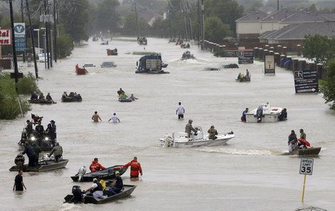 Bouře Harvey zasáhla Texas. Ulice Houstonu se proměnily v řeky