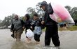 Bouře Harvey zasáhla Texas. Ulice Houstonu se proměnily v řeky