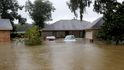 Bouře Harvey zasáhla Texas. Ulice Houstonu se proměnily v řeky