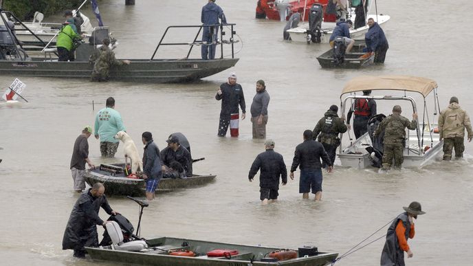 Bouře Harvey zasáhla Texas. Ulice Houstonu se proměnily v řeky