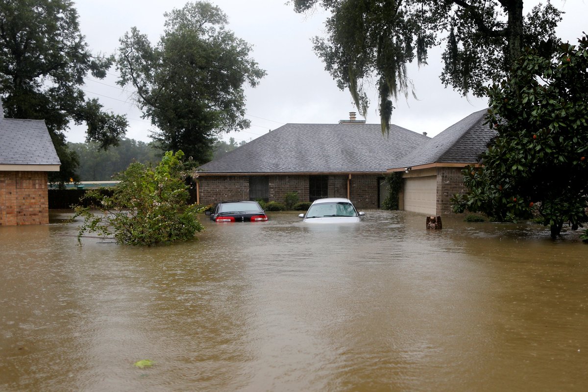 Bouře Harvey zasáhla Texas. Ulice Houstonu se proměnily v řeky