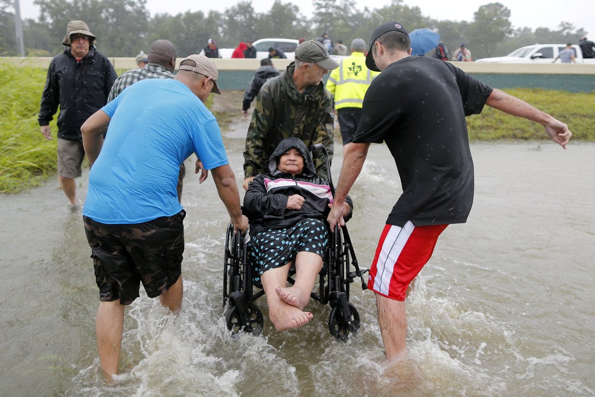 Bouře Harvey zasáhla Texas. Ulice Houstonu se proměnily v řeky