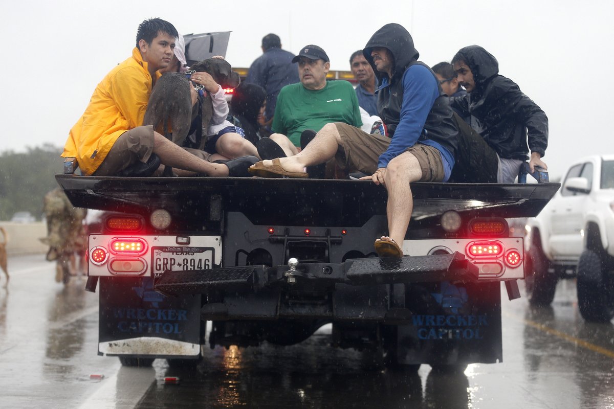 Bouře Harvey zasáhla Texas. Ulice Houstonu se proměnily v řeky