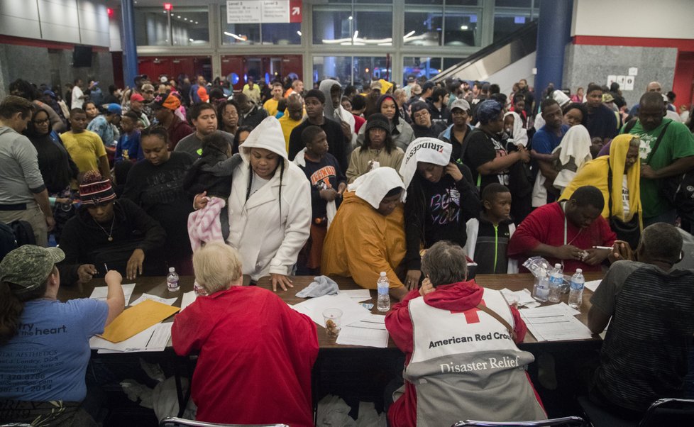 Bouře Harvey zasáhla Texas. Ulice Houstonu se proměnily v řeky